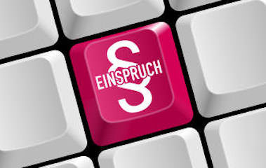 Auf einer 3-D-Grafik einer Tastatur ist eine der Tasten rot eingefärbt und trägt die Aufschrift „EINSPRUCH“ mit dem Symbol für „Paragraph“ im Hintergrund.